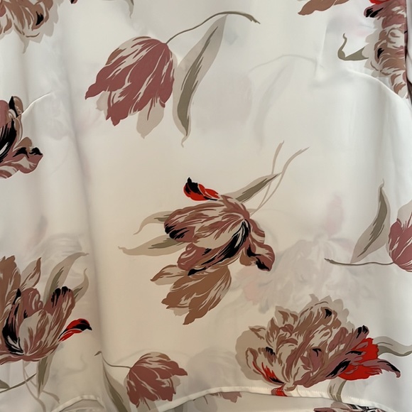 Flower patterned Dynamite blouse with V back. - Picture 2 of 4